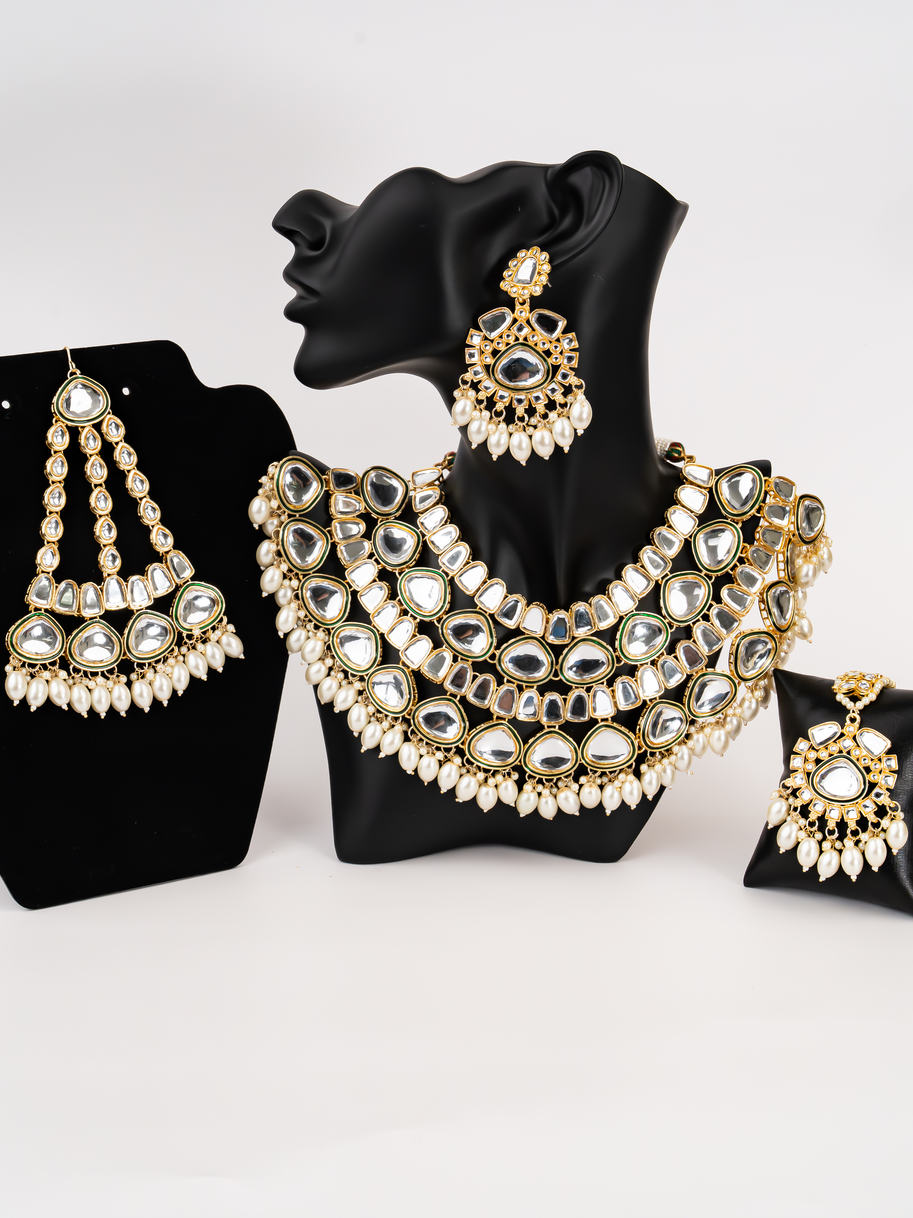 WHITE SOPHIA NECKLACE SET