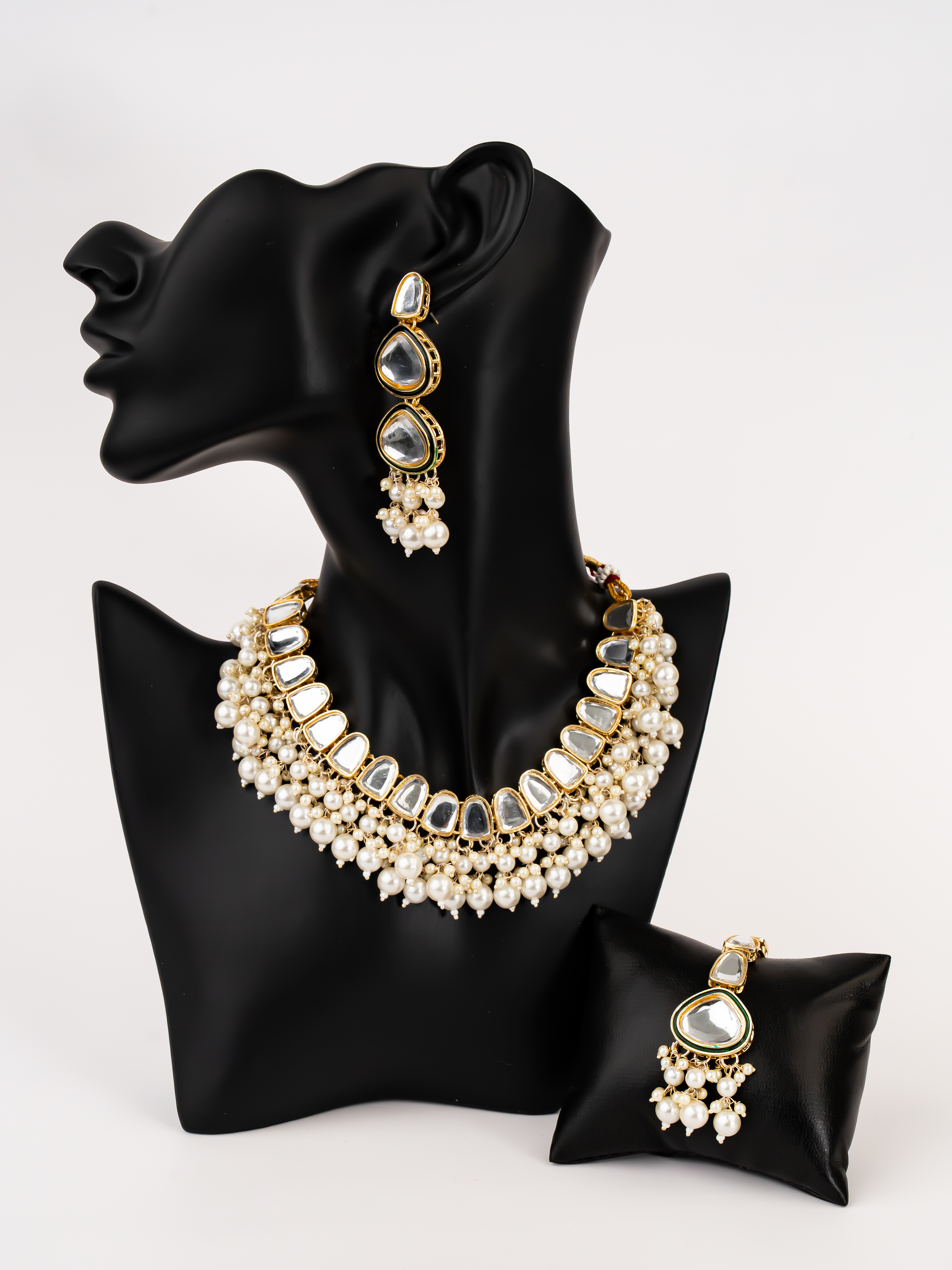 WHITE VIENNA NECKLACE SET